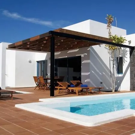 In Playa Blanca Sleeps 4 Includes Air Con And Wifi 6 3 *